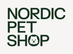 Nordic Pet Shop logo, jossa yrityksen nimi ja viimeisessä O-kirjaimessa piirros pystykorvaisen koiran kasvoista.